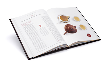 Книга «Чай» Вильяма Похлёбкина с чайной ложкой