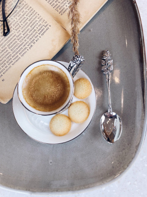 2 чашки кофейные «Роза» с чернением с ложками