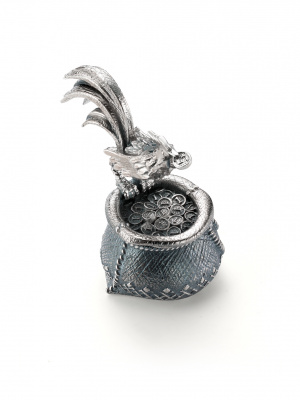 Статуэтка из серебра «Петух на мешке денег»