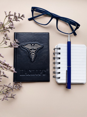 Обложка на паспорт «Кадуцей» Обложка на паспорт «Кадуцей»