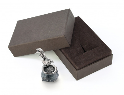 Статуэтка из серебра «Петух на мешке денег»