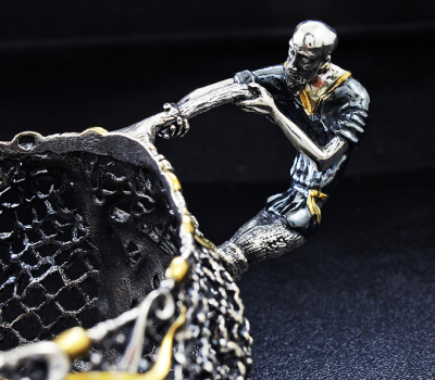 Подстаканник из серебра «Старик и невод»