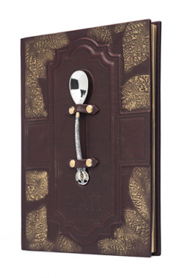 Книга «Чай» Вильяма Похлёбкина с чайной ложкой