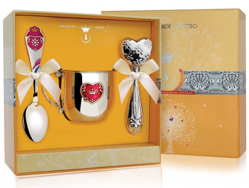 Серебряный набор «Сердце» кружка, ложка и погремушка